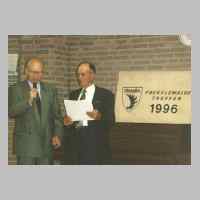 080-2204 11. Treffen vom 6.-8. September 1996 in Loehne - Ulrich Krohn erhaelt die Urkunde zum -Ehrenbuerger von Pregelswalde-.JPG